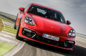 porsche-panamera-gts-2021-in-rot-front-fahraufnahme-auf-der-rennstrecke