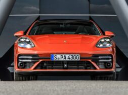 porsche-panamera-turbo-s-2021-in-orange-ansicht-direkt-von-vorne