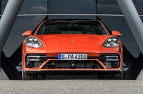 porsche-panamera-turbo-s-2021-in-orange-ansicht-direkt-von-vorne
