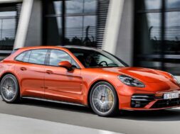porsche-panamera-turbo-s-2021-in-orange-fahraufnahme-von-schrag-vorne