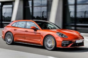 porsche-panamera-turbo-s-2021-in-orange-fahraufnahme-von-schrag-vorne
