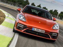 porsche-panamera-turbo-s-2021-in-orange-front-fahraufnahme-auf-der-rennstrecke