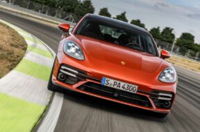 porsche-panamera-turbo-s-2021-in-orange-front-fahraufnahme-auf-der-rennstrecke