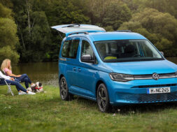 2021-Volkswagen-Caddy-California-camper-van-blue-1001×565-1