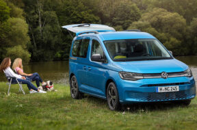 2021-Volkswagen-Caddy-California-camper-van-blue-1001×565-1