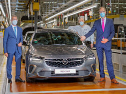 SORP des neuen Opel  Insignia , Opel Vorstandsvorsitzender Michael Lohscheller, Rüsselsheims Oberbürgermeister Bausch präsentieren, das facegeliftete Modell im Opel Werk Rüsselsheim