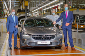 SORP des neuen Opel  Insignia , Opel Vorstandsvorsitzender Michael Lohscheller, Rüsselsheims Oberbürgermeister Bausch präsentieren, das facegeliftete Modell im Opel Werk Rüsselsheim