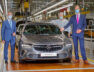 SORP des neuen Opel  Insignia , Opel Vorstandsvorsitzender Michael Lohscheller, Rüsselsheims Oberbürgermeister Bausch präsentieren, das facegeliftete Modell im Opel Werk Rüsselsheim