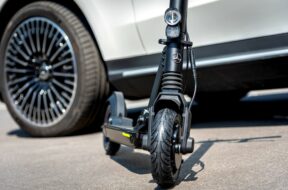 mercedes-benz-eq-e-scooter-rolls-out-with-25-kilometer-range_3