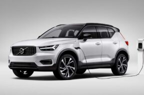 xc40-recharge-plug-in-hybrid-r-design-expression-in-crystal-white-pearl