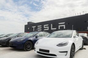 (201027) — SHANGHAI, Oct. 27, 2020 — Photo taken on Oct. 26, 2020 shows the Tesla China-made Model 3 vehicles at its