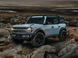 2021-Ford-Bronco-4-door-Badlands-with-Sasquatch-Package-Exterior-009-Cactus-Gray-roof-on-doors-on (1)