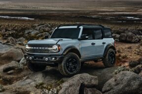 2021-Ford-Bronco-4-door-Badlands-with-Sasquatch-Package-Exterior-009-Cactus-Gray-roof-on-doors-on (1)