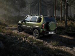 Niva_Travel_Offroad_Forest.jpg.740x555_q85_box-312,182,1133,799_crop_detail_upscale