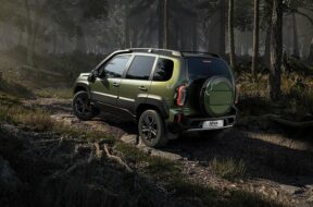 Niva_Travel_Offroad_Forest.jpg.740x555_q85_box-312,182,1133,799_crop_detail_upscale