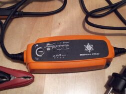 luchshie_zaryadnie_ustrojstva_dlya_avtomobilnih_akkumulyatorov_ra_7