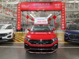 China, 500.000 VW Tayron in Tianjin produziert TIANJIN, CHINA – NOVEMBER 20: A Tayron X SUV rolls off the assembly line