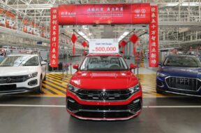China, 500.000 VW Tayron in Tianjin produziert TIANJIN, CHINA – NOVEMBER 20: A Tayron X SUV rolls off the assembly line