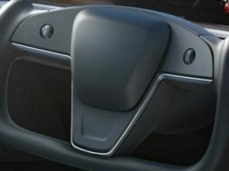 2021-tesla-model-s-yoke-steering-wheel-780×470