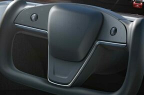 2021-tesla-model-s-yoke-steering-wheel-780×470