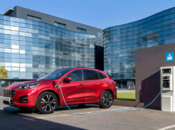 Konkurent ford-kuga-plug-in-hybrid