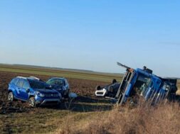 Mai-multe-masini-Dacia-abia-iesite-de-pe-poarta-fabricii-au-fost-distruse-1