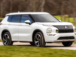 2022 Mitsubishi Outlander shown.