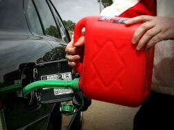 benzin_kanistra_v_bak_taxoforum.ru.jpg.740x555_q85_box-261,0,1598,1000_crop_detail_upscale