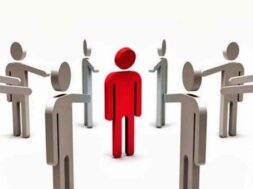 Maldicenze-e-mobbing-dai-colleghi-Paga-il-datore-di-lavoro