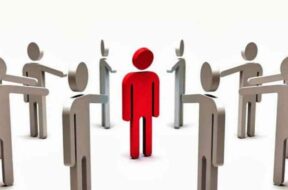 Maldicenze-e-mobbing-dai-colleghi-Paga-il-datore-di-lavoro