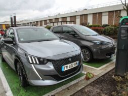 peugeot e-208 renault zoe