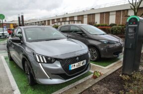 peugeot e-208 renault zoe