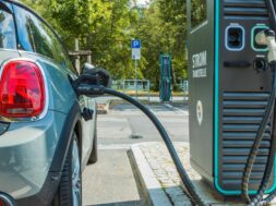 Mobipunkt MOBI bündelt die stadt- und umweltverträglichen Mobilitätsangebote Straßenbahn, Bus, Leihrad und -auto sowie