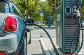 Mobipunkt MOBI bündelt die stadt- und umweltverträglichen Mobilitätsangebote Straßenbahn, Bus, Leihrad und -auto sowie