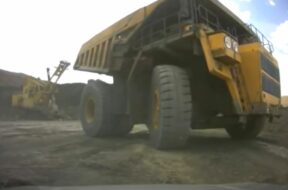 Camion-BelAZ-zdrobeste-masina-4