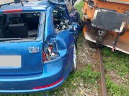 Skoda-masina-lovita-de-tren-Suceava-3