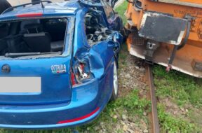 Skoda-masina-lovita-de-tren-Suceava-3