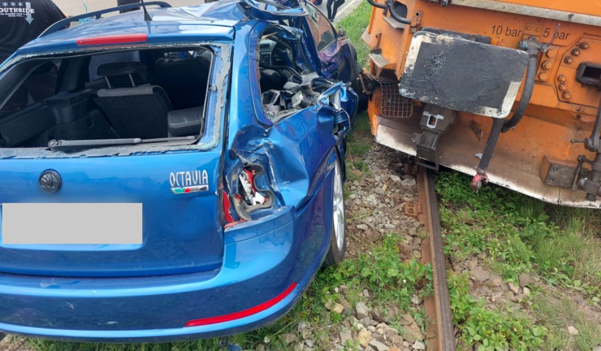 Rumunija: Putnici srećno preživeli udar voza u automobil (VIDEO)