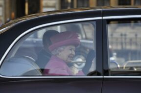 1200-L-saviez-vous-que-la-reine-dangleterre-navait-pas-besoin-de-permis-de-conduire-pour-prendre-le-volant