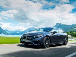 2022-mercedes-benz-eqs-450-exterior-front-quarter