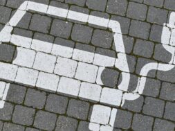 Tesla eröffnet Bürgerinformationsbüro