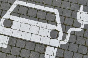 Tesla eröffnet Bürgerinformationsbüro