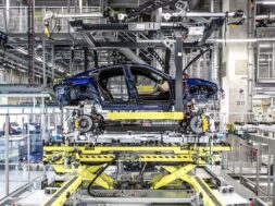 S8-penurie-de-semi-conducteurs-porsche-et-ses-puces-factices-191367