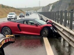 Un-McLaren-de-200.000-de-euro-a-zburat-in-parapet-pe-autostrada-Transilvania-3Sursa-Foto-foaiatransilvana.ro-