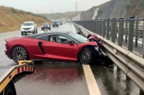 Un-McLaren-de-200.000-de-euro-a-zburat-in-parapet-pe-autostrada-Transilvania-3Sursa-Foto-foaiatransilvana.ro-