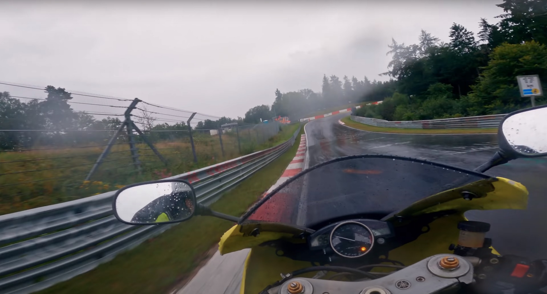 Yamaha R1 در باران در نوربرگرینگ!  (ویدئو)