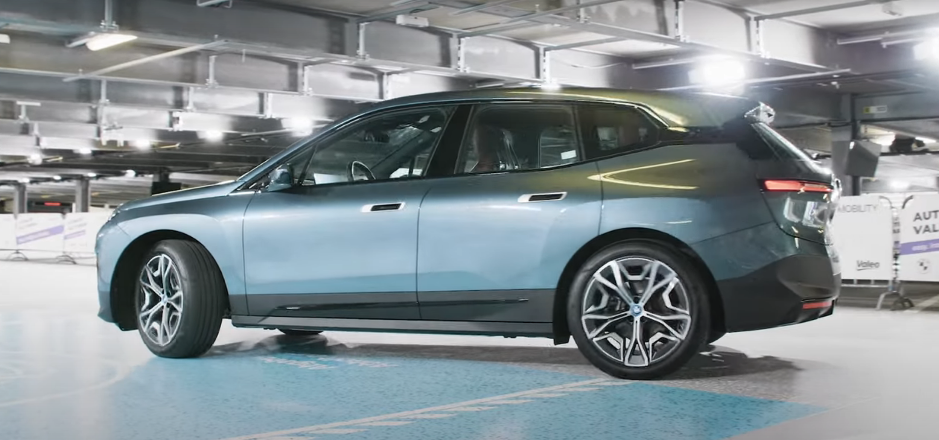 ببینید چگونه BMW iX کاملاً مستقل پارک می کند (VIDEO)