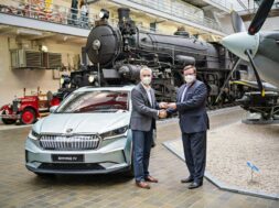 Primul-Skoda-Enyaq-iV-fabricat-in-Republica-Ceha-a-devenit-piesa-de-muzeu210922-SKODA-ENYAQ-iV-to-National-Technical-Museum-1.JPG-1440×960-1