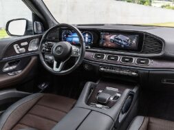 mercedes-benz-launches-largest-mbux-screens-in-new-gle-128527_1