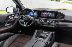mercedes-benz-launches-largest-mbux-screens-in-new-gle-128527_1